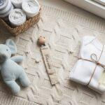 attache tétine beige